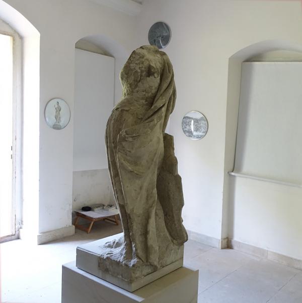 Athene vor den Spiegeln