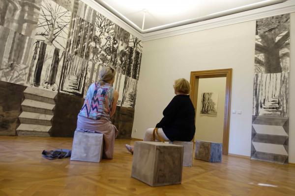 Vertiefter Sitz, 2022, Gäste