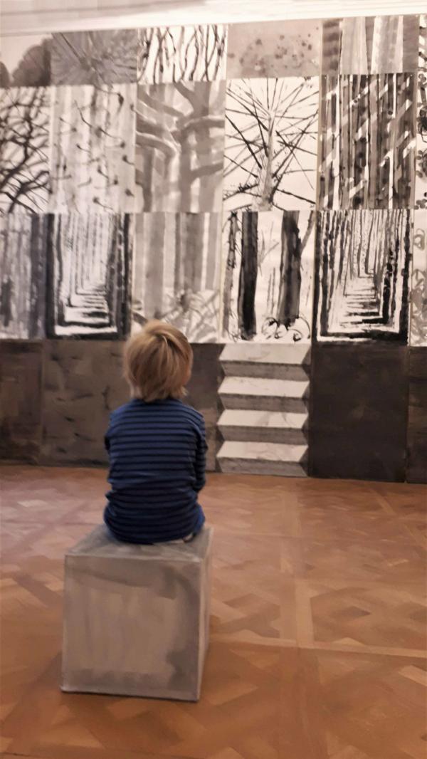 kleiner Besucher im Vertieften Sitz